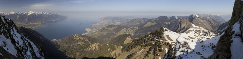 Panorama sur le lac Léman depuis les sommets des alpes (rochers de Naye)