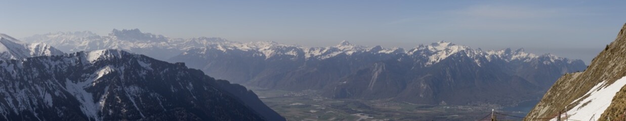 Panorama sur les Alpes depuis le lac Léman