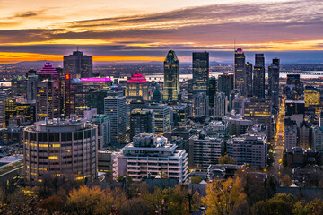 Fototapeta premium Sunrise over the skyline of Montreal, watched from the Kondiaronk Belvedere in Mont Royal Park.
