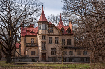 Obraz premium Urban exploration in an old abandoned hospital in a historic mansion in Poland - Urbex