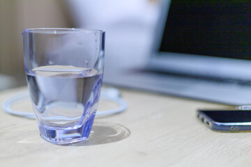 ホテルのテーブルに置いたパソコン　テレワーク　出張　イメージ