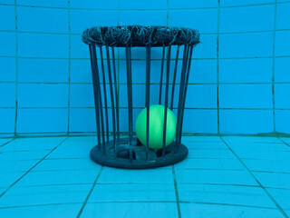 Unterwasser-Rugby Tor und Ball montiert auf dem Beckenboden eines Schwimmbeckens. 
