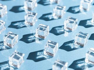 【夏】太陽光を反射する涼しい氷　青背景