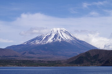 雪が残る富士山