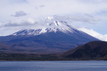 雪が残る富士山