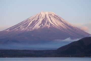 雪が残る富士山