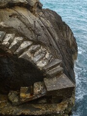 Eine in den Fels gehauene Treppe als Meerzugang