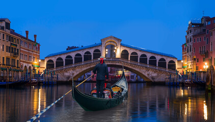 Gondel bij de Rialtobrug in Venetië, Italië