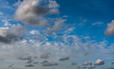 Dramatyczne chmury na błękitnm niebie