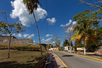 Miasteczko Bacalar (QR) w Meksyku z historycznym fortem i piękną laguną.