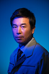 作業服を着た50代ビジネスマン