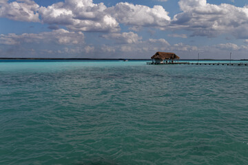 Laguna Bacalar (QR) w Meksyku. Wspaniałe miejsce na kąpiele i sporty wodne.