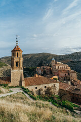 Fototapeta na wymiar Albarracín, un pequeño pueblo medieval bañado por el río Guadalaviar entre Cataluña y Aragón. Es considerado uno de los pueblos más bonitos de España.