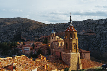 Albarracín, un pequeño pueblo medieval bañado por el río Guadalaviar entre Cataluña y Aragón. Es considerado uno de los pueblos más bonitos de España.