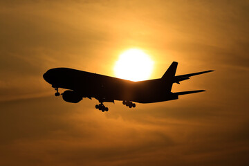 Obraz na płótnie Canvas airplane at sunset