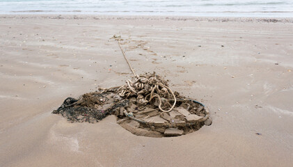 Obraz premium Old fishing net abandoned on the beach. Brussa, Italy.