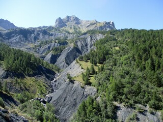 Fototapeta na wymiar Paysage de montagne rocheuse dans les Alpes de Hautes Provence.