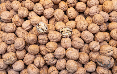 Walnuts with and without shells