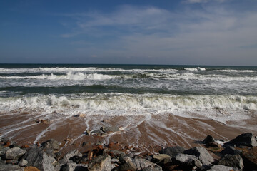 Fuerte oleaje en una playa mediterránea