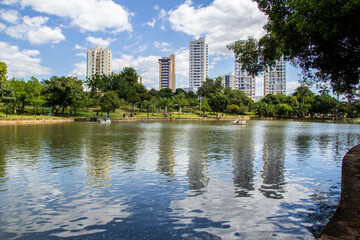 Fototapeta na wymiar Detalhe do Lago das Rosas com pedalinhos para as pessoas se divertirem. O Lago das Rosas está localizado em um parque público na cidade de Goiânia em Goiás.
