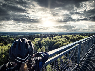 Fahrradtour zu einem Turm und Aussicht genießen