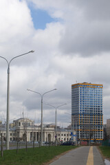 Obraz premium Construction of multi-storey buildings. Modern multi-storey building. Houses built of concrete and glass.