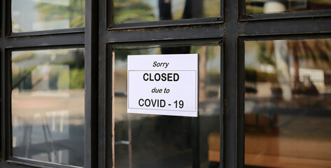 The sign in front of the office is temporarily closed. Sign Coronavirus in the store.
