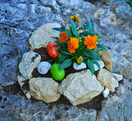 Osterdekoration mit Blumenarrangement; Easter decoration with flower arrangement;