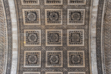 Paris, France, Europe: the ceiling with 21 sculpted roses of of the Triumphal Arch of the Star (Arc de Triomphe de l'Etoile), one of the most famous monuments of Paris in Place Charles de Gaulle 