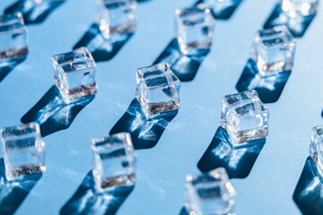 【夏】太陽光を反射する涼しい氷　青背景