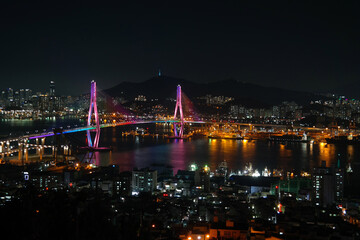 Fototapeta na wymiar The night view of the bridge in Busan, a port city in South Korea