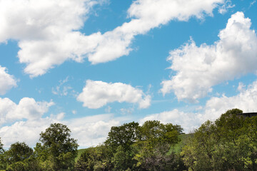 Fototapeta na wymiar cielo azzurro con nuvole bianche sfondo