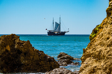 Segelboot an der K&uuml;ste