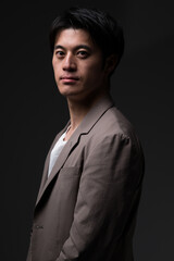 男性　ポートレート　明暗　ビューティー