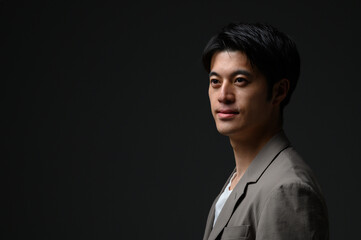 ミドル男性　ポートレート　光　影　横顔