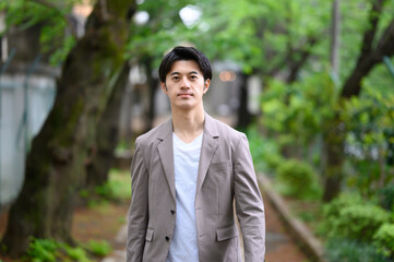 カジュアルファッションで歩く男性　通勤　出勤