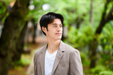 笑顔でカメラ目線の男性　ポートレート