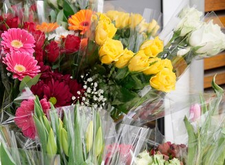 Bunte Blumensträuße in Folie am Verkaufsstand