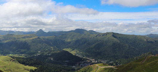 Fototapeta na wymiar Auvergne - Cantal - Panorama sur le Puy Mary, le Puy Peyre-Arse, Le Puy de Bataillouse, la Vallée de la Cère et le Lioran