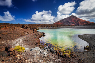 Widok na wulkan i niebo z białymi chmurami na wyspie kanaryjskiej, Lanzarote, Hiszpania © anettastar