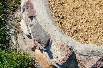 piasek - kamienna obręcz - piaskownica - budowa - kamienna obudowa - obrazy, fototapety, plakaty