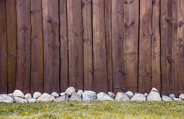 pusta ściana - drewniane tło do zdjęć - ogrodowy mock up - trawa kamienie - brązowe deski