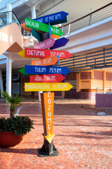 Cartel de la calle en la playa que indica las direcciones de diferentes lugares de México © christian