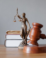 the symbol of justice and justice is a statuette of the goddess Themis judge's gavel. legal advice and assistance in court and disputes in the divorce process. a lawyer or a justice of the peace at a - obrazy, fototapety, plakaty