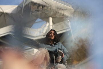 Wunderschöne Frau in Anzug und Jeans an Terrassen Aussichts Plattform im Sonnen Untergang Luxus