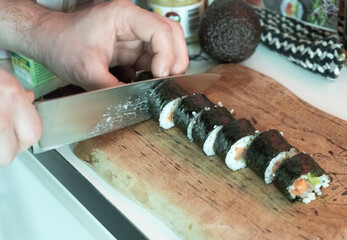 Wie man Sushi selber rollt, Schritt 10, Rollen schneiden, mehrere Stücke