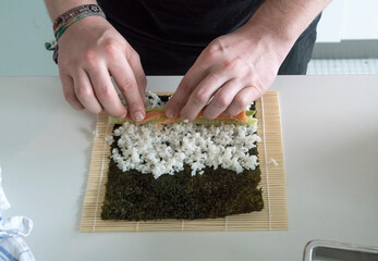 Wie man Sushi selber rollt, Schritt 2, Fisch und Gemüsestreifen auflegen