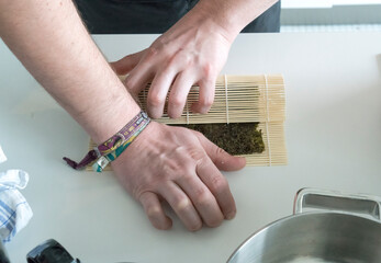 Wie man Sushi selber rollt, Schritt 6, weiter rollen