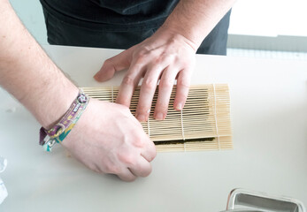 Wie man Sushi selber rollt, Schritt 7, weiter rollen