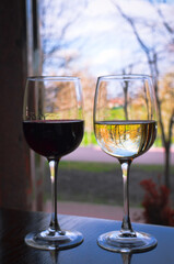 White and red wine with reflection